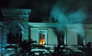 Des manifestants nationalistes ont occupé samedi pendant plusieurs heures l'Assemblée territoriale de la Corse où un incendie, rapidement circonscrit, s'est déclaré dans les bureaux de la présidence.