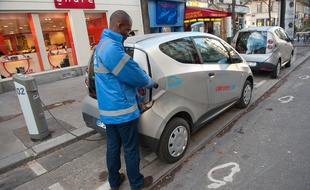 Paris le 05 décembre 2011. Inauguration du concept de voiture électrique en libre service Autolib'