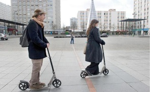 L'association propose notamment une visite du 19e à trottinette qui débute Place des Fêtes.