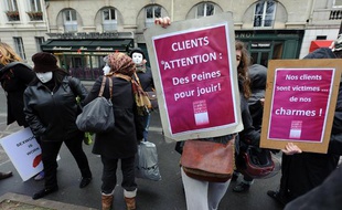 Manifestation des prostituées contre la pénalisation de la prostitution et la répression policière des clients à Paris le 7 décembre 2011.
