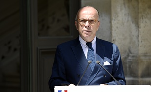 Le ministre de l'Intérieur Bernard Cazeneuve lors de sa conférence de presse dimanche 7 juin sur l'arrestation de deux suspects dans l'enquête sur le projet d'attentat à Villejuif.