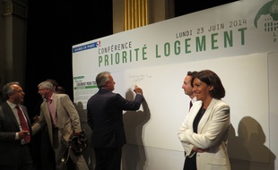 Paris, le 23 juin 2014, Anne Hidalgo a signé avec 200 partenaires privés et publics une Charte pour le logement pour tous à l'Hôtel de Ville.