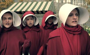Elisabeth Moss (à droite) dans la série de Hulu «The Handmaid's Tale».