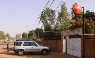 L'entrée du bar «Le Toulousain» à Niamey (capitale du Niger), où deux Français ont été enlevés par un commando d'Aqmi, vendredi 7 janvier 2011.