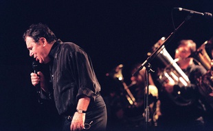 Claude Nougaro au Palais des Sports à Paris le 15 janvier 1999.