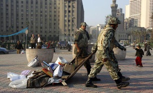 Des soldats égyptiens nettoient la place Tahrir au Caire, le 13 février 2011.