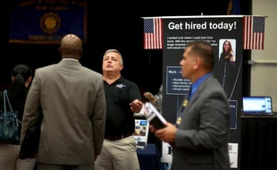 Des chiffres de l'emploi contrastés aux Etats-Unis pour décembre ont dressé un tableau de l'économie américaine qui laisse perplexe, montrant un taux de chômage en baisse malgré des créations d'emplois très décevantes.
