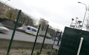 Une station de mesure de la qualité de l'air à côté du périphérique parisien le 17 mars 2014