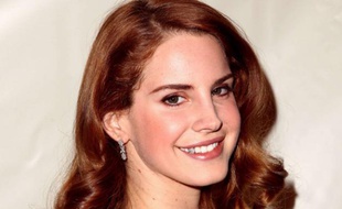 Lana Del Rey sur le tapis rouge des 54e Grammy Awards.
