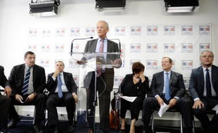 Une quinzaine de députés de l'UMP membres de la commission des Finances, accompagnés de quelques élus UDI, ont livré mardi devant la presse à l'Assemblée une attaque en règle contre le dérapage des comptes publics et réclamé "une opération vérité".