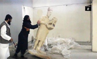 Capture d'écran d'une vidéo diffusée par le groupe Etat islamique montrant des jihadistes détruisant des statues au musée de Mossoul