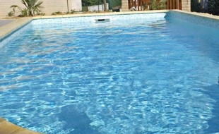 Une information judiciaire a été ouverte après la noyade début août d'une fillette dans la piscine d'un centre de vacances de Nerac, piégée par une bonde d'aspiration au coeur d'une enquête technique "complexe".
