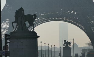 Tour Eiffel.
Pollution a Paris, FRANCE - 03/2015/HOUPLINERENARD_11224/Credit:HOUPLINE RENARD/SIPA/1503171141