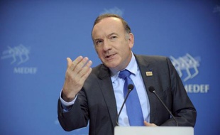 Le patron du Medef, Pierre Gattaz, a expliqué mardi qu'il attendait du président François Hollande qu'il "précise les objectifs" du pacte de responsabilité, en particulier le montant total des allègements de charges promis aux entreprises, avant la présentation de ses voeux aux acteurs de l'économie.