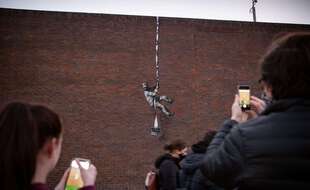 Un graffiti revendiqué par Banksy est apparu sur le mur de l'ancienne prison britannique de Reading, où avait été détenu l'écrivain Oscar Wilde.
