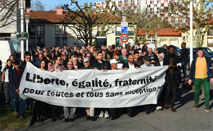 Des habitants de Bayonne participent à une "marche pour la paix", le 15 décembre 2019.
