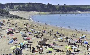 Le thermomètre a flirté avec les 30°C, dimanche 12 juin, en Bretagne. Comme un avant-goût de vacances dété. La plage de la Touesse à Saint Coulomb, a été prise d'assaut.