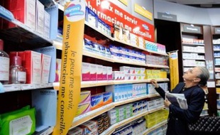 Le ministère de la Santé a présenté mardi une liste de plus de 200 médicaments, vendus sans ordonnance et non-remboursables, qui pourront désormais être proposés en accès libre dans les pharmacies, aux termes du décret publié le même jour au Journal officiel.