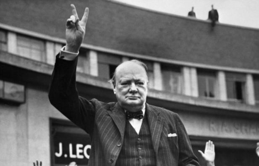 830x532_photo-non-datee-winston-churchill-faisant-signe-victoire