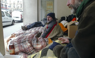 Des SDF dehors dans une rue du centre ville de Lyon, le 2 février 2012. CYRIL VILLEMAIN/20 MINUTES