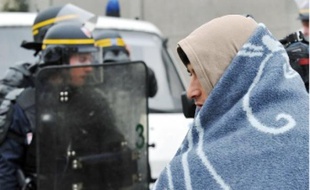 Soixante-quinze CRS ont passé la nuit devant le local et bouclé le quartier.