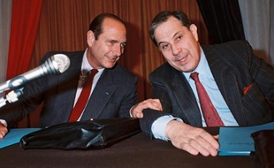Jacques Chirac s'entretient avec Charles Pasqua au cours d'une réunion à Paris le 19 mai 1988