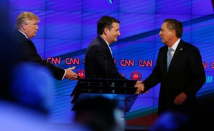 Donald Trump (g), le sénateur du Texas Ted Cruz (c), et le gouverneur de l'Ohio, John Kasich, se serrent la main après un débat sur la chaîne CNN, à Miami, en Floride, le 10 mars 2016