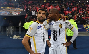 La déception des Lillois Obbadi et Sidibé après la défaite en finale de la coupe de la Ligue. AFP PHOTO / PHILIPPE LOPEZ