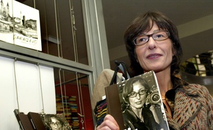 Florence Hartmann présentant son livre "Paix et châtiment" le 13 novembre 2007 à Sarajevo (Bosnie-Herzégovine).
