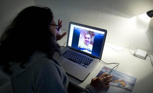 Quitter son île natale de Taïwan pour la Suède n'a pas été pour David Huang le même saut dans l'inconnu que cela pouvait être autrefois, grâce aux appels que lui permet le logiciel Skype.