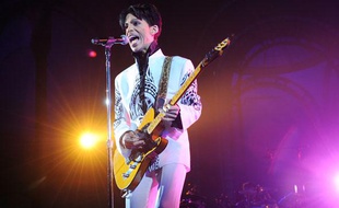 Le chanteur Prince en concert au Grand Palais à Paris, le 11 octobre 2009.