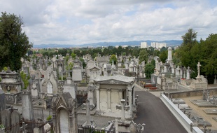 La ville de Lyon organise des ventes aux enchères de pierres tombales depuis la fin du XIX<sup>e</sup> siècle.