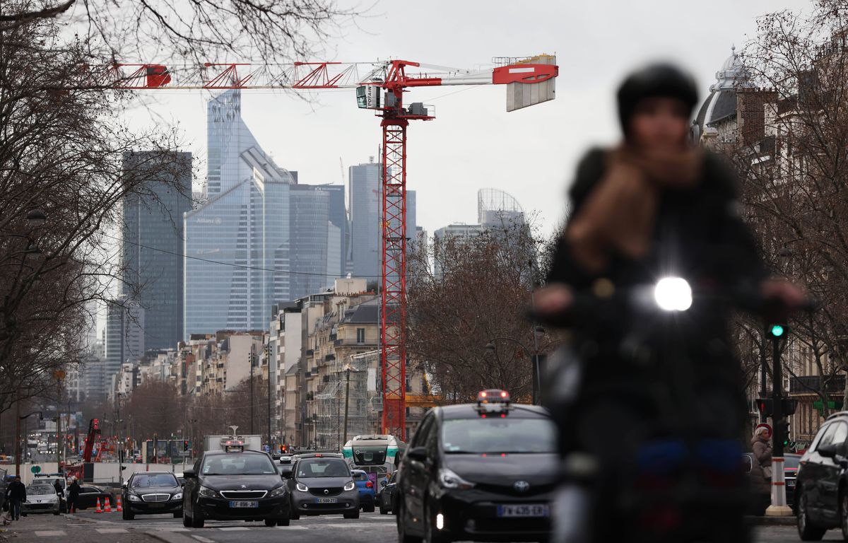 La Défense : Une grue menace de s'effondrer, des immeubles évacués