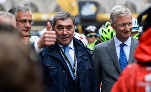 Eddy Merckx (au centre) avec le Roi Philippe lors du départ d'une étape du Tour de Franceà Bruxelles, le 9 juillet 2014.