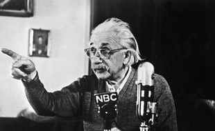 Albert Einstein fait part de son opposition à la bombe "H" lors d'une conférence le 14 février 1950