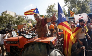 Un agriculteur devant l'université de Barcelone lors d'une manifestation en faveur de l'indépendance de la Catalogne