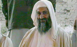 Capture d'écran d'une émission d'Al-Jazeera montrant Oussama ben Laden au mariage de son fils, le 9 janvier 2001 à Kandahar, en Afghanistan.