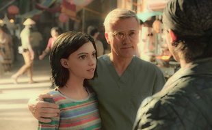 Rosa Salazar et Christoph Waltz dans Alita: Battle Angel de Robert Rodriguez