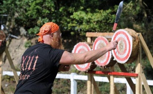 Un lanceur de couteaux et de haches dispute en Bretagne les championnats du monde de la discipline le 23 août 2014 à Callac