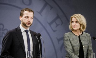 Le chef du gouvernement danois Helle Thorning-Schmidt (d) et le ministre de l'Intérieur, Morten Oestergaard, le 19 février 2015 lors d'une conférence de presse à Copenhague
