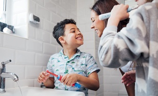 Certains modèles de brosses à dents électriques sont conçues pour les plus jeunes.