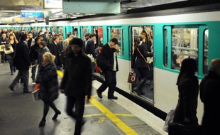 Les usagers du métro à Paris