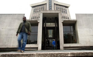 Il se faisait appeler le "prophète" et faisait ses prêches dans une cité du Val-de-Marne: un prêtre évangéliste comparaît depuis ce lundi à Créteil pour l'assassinat en 2006 d'une de ses fidèles de 19 ans avec qui il entretenait une liaison orageuse.