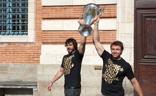 Clément Poitrenaud et Vincent Clerc présentent aux supporters du Stade Toulousain la Coupe d'Europe remportée la veille aux dépens de Biarritz, le 23 mai 2010 sur la place du Capitole.