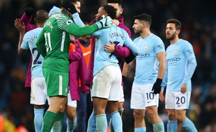 Hors-champ, Mendy court vers ses potes en boîtant pour féliciter Sterling