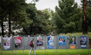 Des panneaux électoraux pour les élections régionales à Nantes.