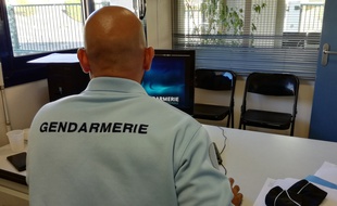 Dans une brigade de gendarmerie. Illustration.