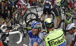 Ivan Basso (en jaune est tombé lors de la 5e étape entre Arras et Amiens. (AP Photo/Jeff Pacoud, Pool)/PDJ127/921208148399/1507081859