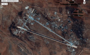 Vue aérienne de la base militaire syrienne de al-Chaayrate frappée par les Etats-Unis le 7 avril 2017.