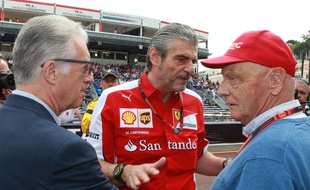 Niki Lauda (à droite), et le patron de Ferrari, Maurizio Arrivabene.